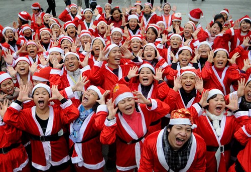 Weihnachtsmänner beim Lachwettbewerb in Hanoi - ảnh 3