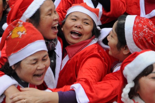 Weihnachtsmänner beim Lachwettbewerb in Hanoi - ảnh 5