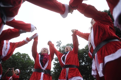 Weihnachtsmänner beim Lachwettbewerb in Hanoi - ảnh 7