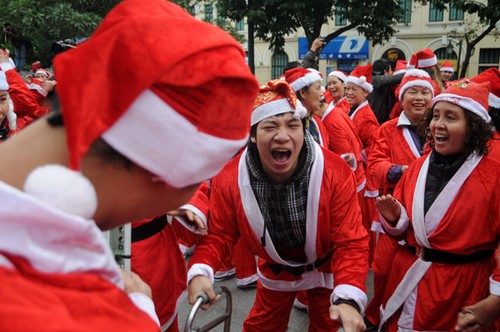 Weihnachtsmänner beim Lachwettbewerb in Hanoi - ảnh 8