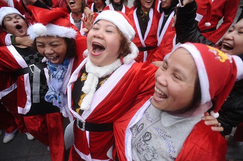 Weihnachtsmänner beim Lachwettbewerb in Hanoi - ảnh 9