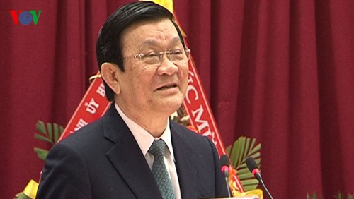 Staatspräsident Truong Tan Sang spricht mit Studenten in Danang - ảnh 1