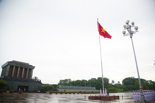 Flaggenparade in Hanoi und auf der Spratly-Inselgruppe - ảnh 6