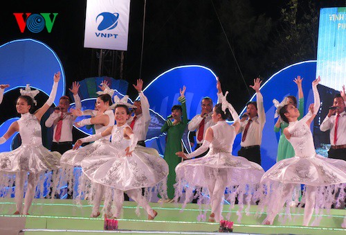 Vizepremierminister Vu Duc Dam ist beim Festival der Meeeresfrüchte in Phu Yen - ảnh 1