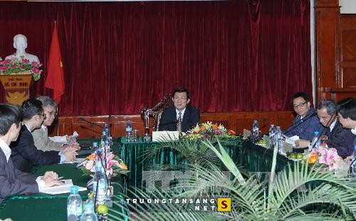 Staatspräsident Truong Tan Sang besucht die Hochtechnologie-Zone Hoa Lac - ảnh 1