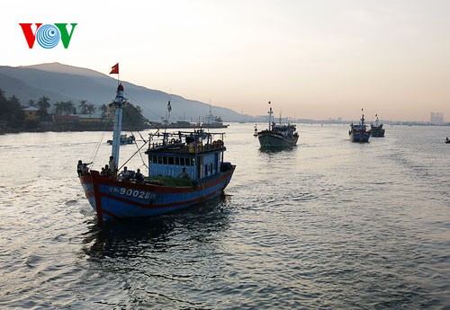 Vietnamesische Fischer Fahren Auf Fischfang Trotz Behinderung Durch Chinesische Schiffe