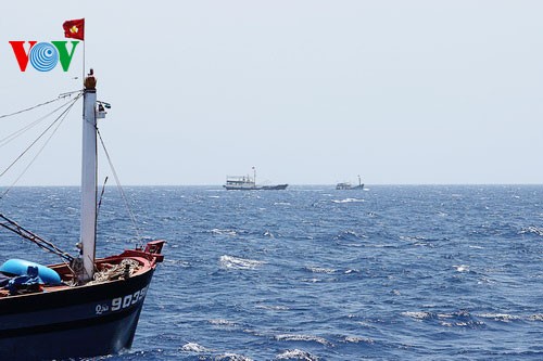 Vietnamesische Fischer Fahren Auf Fischfang Trotz Behinderung Durch Chinesische Schiffe