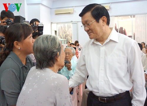 Staatspräsident Truong Tan Sang trifft Wähler in Ho Chinh Stadt - ảnh 1