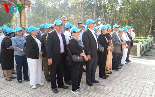 Vertreter der Auslandsvietnamesen ehren gefallene vietnamesische Soldaten in Ben Duoc - ảnh 1