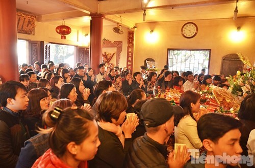 Besucher im Tempel Tay Ho nach dem Tetfest - ảnh 13