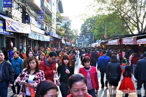 Besucher im Tempel Tay Ho nach dem Tetfest - ảnh 2