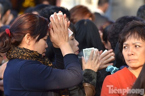 Besucher im Tempel Tay Ho nach dem Tetfest - ảnh 9