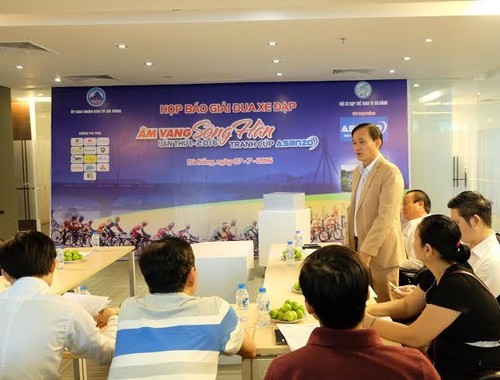 Fast 300 Radsportler nehmen am Radrennen „Echo des Han-Flusses“ teil - ảnh 1