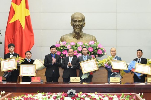 Premierminister Nguyen Xuan Phuc trifft hervorragende junge Vietnamesen - ảnh 1