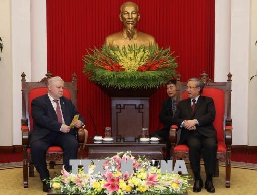 Vizeparlamentspräsident Uong Chu Luu empfängt russische Abgeordnete der Partei Gerechtes Russland - ảnh 1