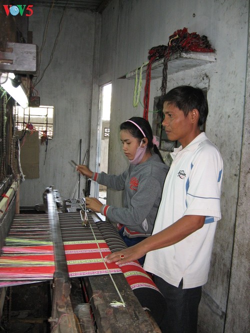 Bewahrung und Entwicklung der traditionellen Handwerksdörfer der Cham - ảnh 1