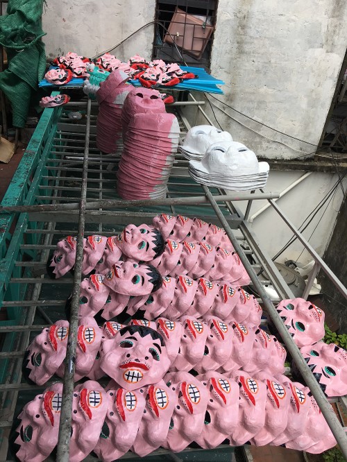 Letzte Familie in Hanoi, die Masken aus Boi-Papieren herstellt - ảnh 11