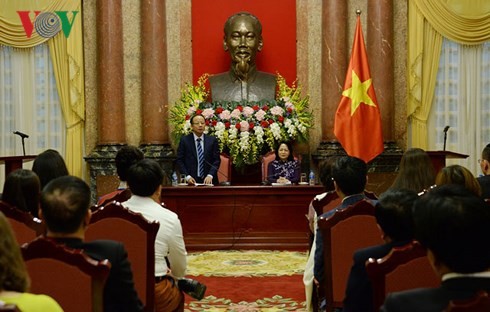 Interimsstaatspräsidentin Dang Thi Ngoc Thinh empfängt Delegation der vietnamesischen klein und mittelständischen Unternehmer - ảnh 1