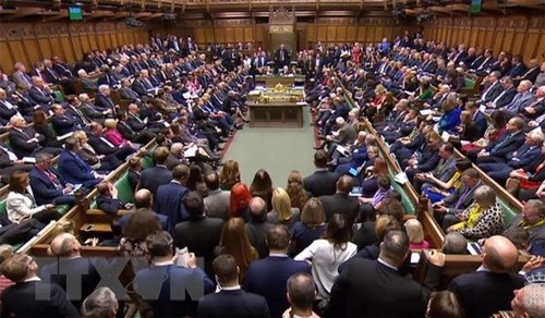 Britisches Parlament lehnt Brexit-Deal von Premierministerin May ab - ảnh 1