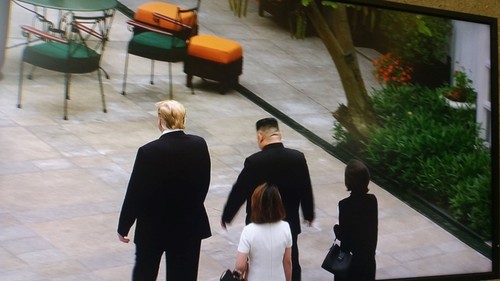 Fotos von US-Präsident Donald Trump und Nordkoreas Staatschef Kim Jong un beim Gipfeltreffen in Hanoi - ảnh 8