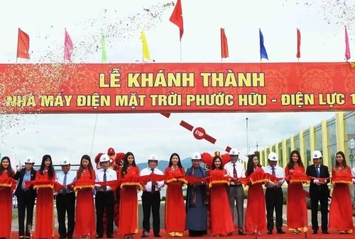 Vizeparlamentspräsidentin Tong Thi Phong nimmt an Einweihung der Solarstromanlage Phuoc Huu teil - ảnh 1