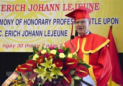 Verleihung des Titels als Ehrenprofessor an Vorsitzenden der “Herz für Herz – Stiftung für Leben” - ảnh 1