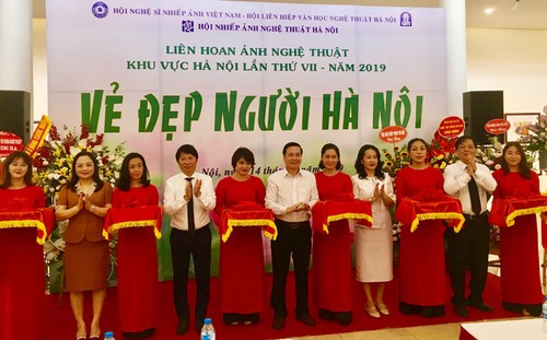 Fotoausstellung über “Schönheit der Hanoier” - ảnh 1