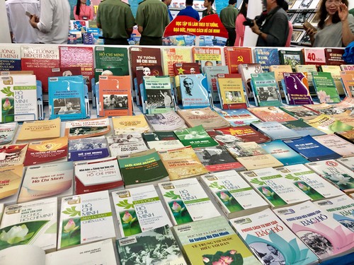  Buchausstellung über “Ho Chi Minhs Ewigkeit im Leben der Vietnamesen“ - ảnh 1