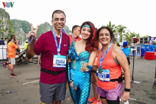 Mehr als 3000 Sportlerinnen und Sportler nehmen am Marathon in Halong teil - ảnh 1