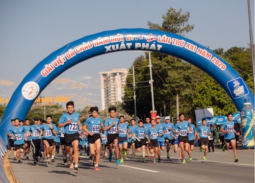 8000 Menschen haben zum Neujahr an Marathon-Lauf teilgenommen - ảnh 1