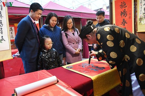 Tausende Menschen besuchen den  Literatur-Tempel in Hanoi - ảnh 1