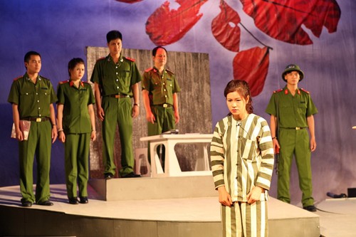 Bühnenfestival über Bild von Volkspolizisten - ảnh 1