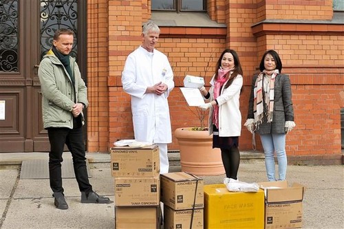 Vietnamesen in Deutschland zeigen Solidarität bei COVID-19-Pandemie - ảnh 1