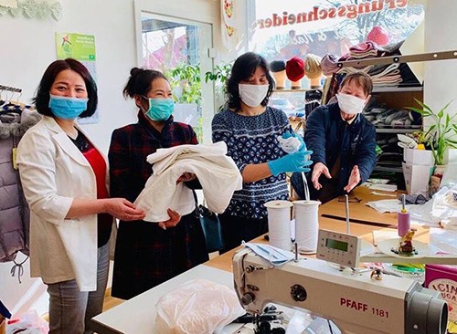 Vietnamesische Gemeinschaft in Tschechien hilft den schwer von Covid-19 betroffenen Vietnamesen in Tschechien - ảnh 1