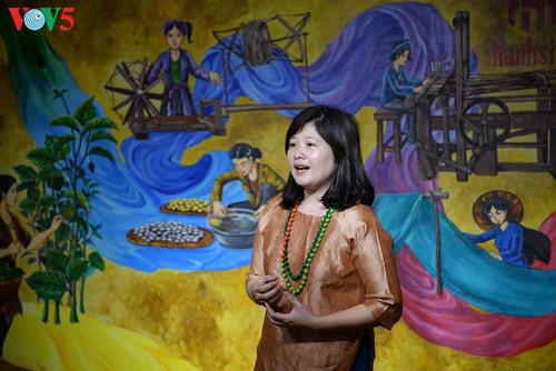 Kinder informieren sich über traditionelle Dui-Seiden Vietnams - ảnh 3