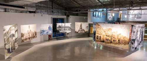 Ausstellung aus alten Kleidungen - ảnh 1