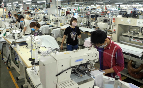 Vietnam gehört zu den Ländern in Asien, die die Produktion schnell wieder beleben - ảnh 1