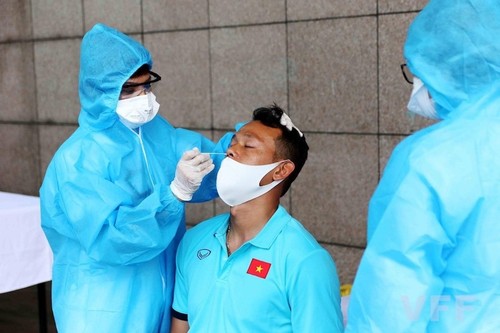 Spieler der vietnamesischen Fußballmannschaft werden zum 2. Mal gegen COVID-19 geimpft - ảnh 1