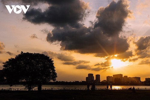 Schönheit Hanois bei Sonnenuntergang am Westsee - ảnh 1