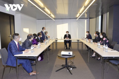 Parlamentspräsident Vuong Dinh Hue trifft Vietnamesen aus Osteuropa - ảnh 1