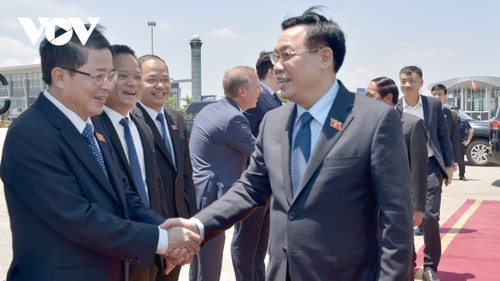 Parlamentspräsident Vuong Dinh Hue beginnt seinen Besuch in Ungarn - ảnh 1