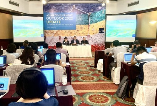 ADB: Vietnam wird 2022 und 2023 höchstes Wirtschaftswachstum in Südostasien erreichen - ảnh 1