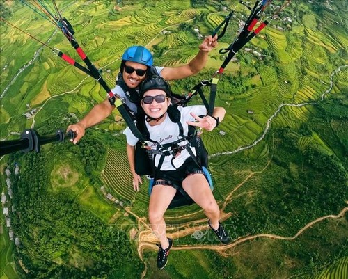 100 Piloten nehmen an Gleitschirm-Festival in Khau Pha teil - ảnh 1