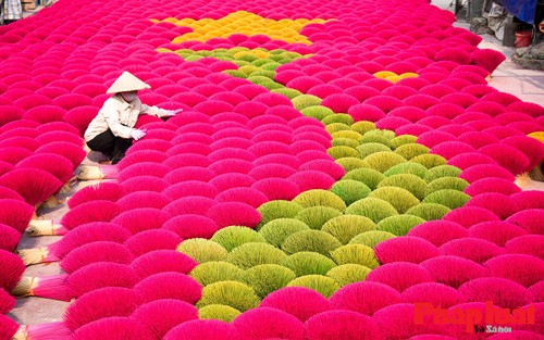 Der belgische Fernsehsender stellt Räucherstäbchen-Herstellung im Dorf Quang Phu Cau vor - ảnh 1