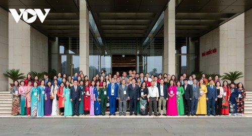 Parlamentspräsident Vuong Dinh Hue trifft Delegation vietnamesischer Journalistinnen - ảnh 1