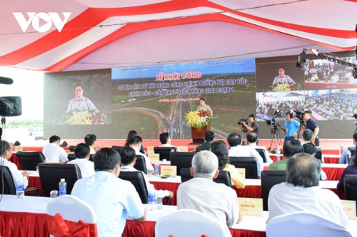 Premierminister Pham Minh Chinh nimmt an Spatenstich der Autobahn Chau Doc-Can Tho-Soc Trang teil - ảnh 1