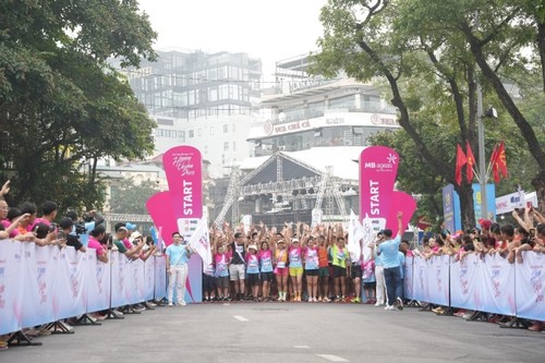 Laufwettbewerb für glückliches Lachen - ảnh 1