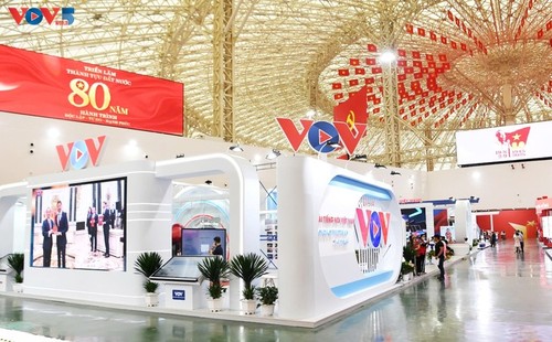 ວີທະຍຸກະຈາຍສຽງ ຫວຽດນາມ: 80 ປີຮ່ວມເດີນທາງພ້ອມກັບປະເທດຊາດ - ảnh 2