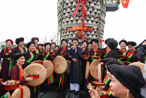 ແນະ​ນຳ​ກ່ຽວ​ກັບ​ສິ​ລະ​ປະ​ຟ້​ອນ​ຕຸກ​ກະ​ຕາ​ນ້ຳ​ຂອງ ຫວຽດ​ນາມ - ảnh 2