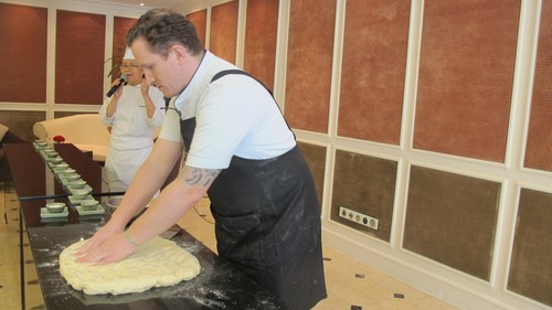 French baguettes and techniques for making the bread from natural yeast leaven  - ảnh 3